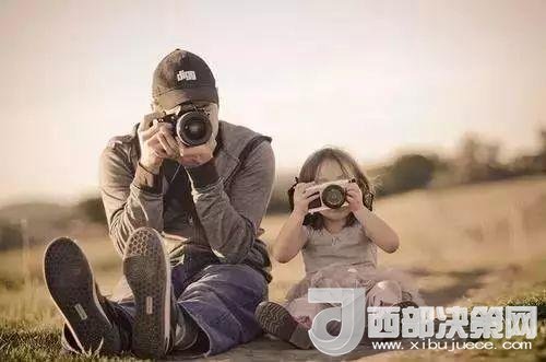 “曾子殺豬”故事在前，最近又有《父母說(shuō)好考了90分就去看海，被爽約后女孩離家出走》新聞在后。父母如果自己的行為“打臉”了，又怎么能在孩子面前掌握教育的主動(dòng)權(quán)。