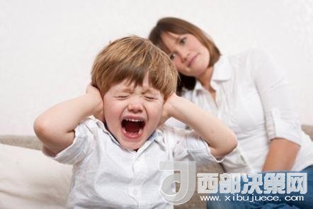 這時(shí)孩子可能會(huì)一直哭，甚至觀察父母的反應(yīng)。父母這時(shí)候可以讓他哭，哭累了自然就會(huì)停下，要讓孩子明白“鬧起來(lái)沒(méi)道理我不會(huì)心疼你”。