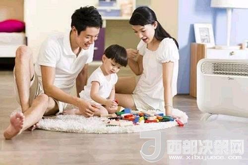 兒童時(shí)期，孩子好奇心強(qiáng)，喜歡“打破砂鍋問(wèn)到底”、“探究性拆東西”、“自言自語(yǔ)做游戲”。這些聽(tīng)似好笑，看似頑皮的言行舉止，恰恰就是孩子創(chuàng)造火花的閃現(xiàn)。心理學(xué)家鄧斯克認(rèn)為，小孩子在游戲中的“假裝”會(huì)大大促進(jìn)他們的發(fā)散思維。