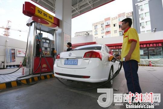 資料圖：山西太原，加油站工作人員正在給車輛加油?！?jiān)?攝