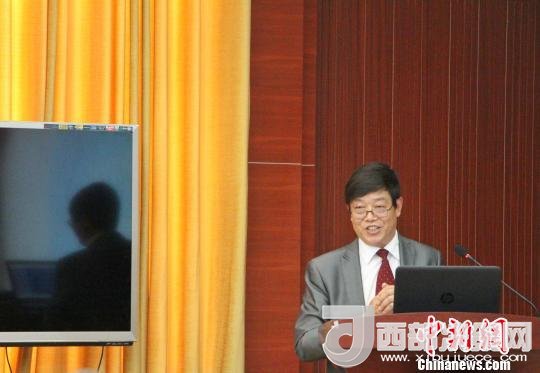 圖為中南大學(xué)教授歐陽友權(quán)在現(xiàn)場(chǎng)作了題為“我國(guó)文化產(chǎn)業(yè)發(fā)展的三大拐點(diǎn)與高校的責(zé)任”報(bào)告。　趙曉 攝