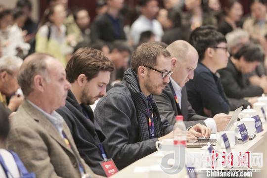 河北工業(yè)設(shè)計(jì)創(chuàng)新中心(以下簡(jiǎn)稱(chēng)HIDC)啟動(dòng)儀式暨“設(shè)計(jì)促轉(zhuǎn)型·創(chuàng)新贏未來(lái)”國(guó)際工業(yè)設(shè)計(jì)工作坊26日在河北省省會(huì)石家莊市舉行。圖為與會(huì)各國(guó)設(shè)計(jì)師?！⌒ば?攝