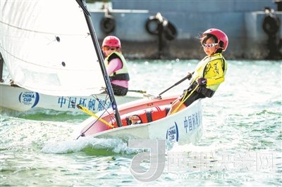 青島市北區(qū)立新小學(xué)學(xué)生參加2017年中國(guó)杯青少年帆船OP項(xiàng)目比賽。孫軍/攝