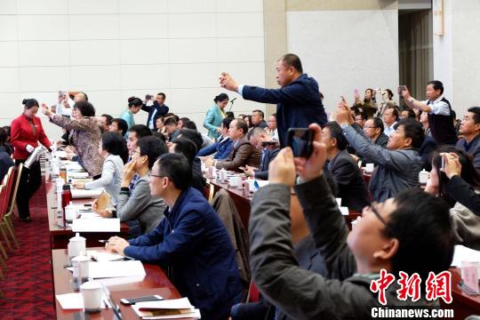 圖為與會嘉賓認真聽取專家演講。　李雋 攝