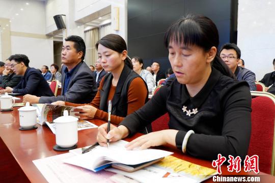 圖為與會嘉賓聆聽專家演講?！±铍h 攝