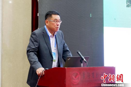 圖為青海省農林科學院副院長、國家大麥青稞產業(yè)技術體系崗位科學家遲德釗正在發(fā)言。　李雋 攝
