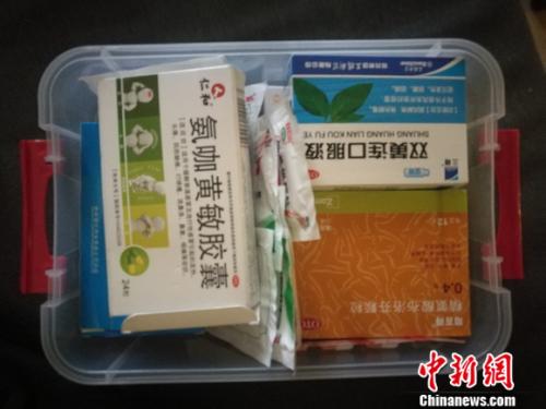 圖為家里的藥盒。 謝藝觀 攝