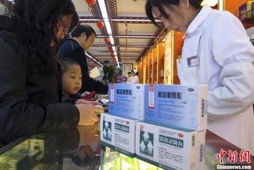 資料圖：北京一家老字號藥店內，前來購買藥品的市民絡繹不絕。<a target='_blank'  data-cke-saved- ><p  align=