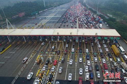 資料圖：車輛通過收費站。<a target='_blank'  data-cke-saved- ><p  align=