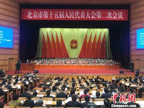 北京市十五屆人大二次會(huì)議14日開(kāi)幕。北京市長(zhǎng)陳吉寧向大會(huì)作政府工作報(bào)告?！∫?攝
