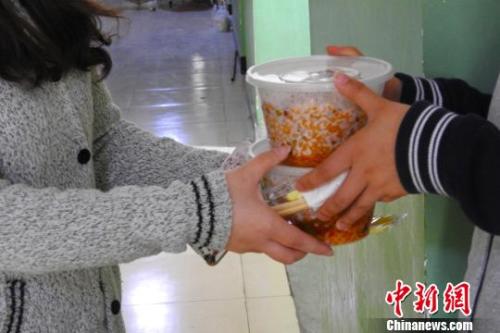 外賣配送員將外賣送到學(xué)生宿舍。受訪者供圖