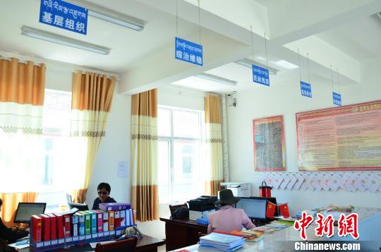 圖為塔秀村的便民服務(wù)大廳?！◆?shù)り?yáng) 攝