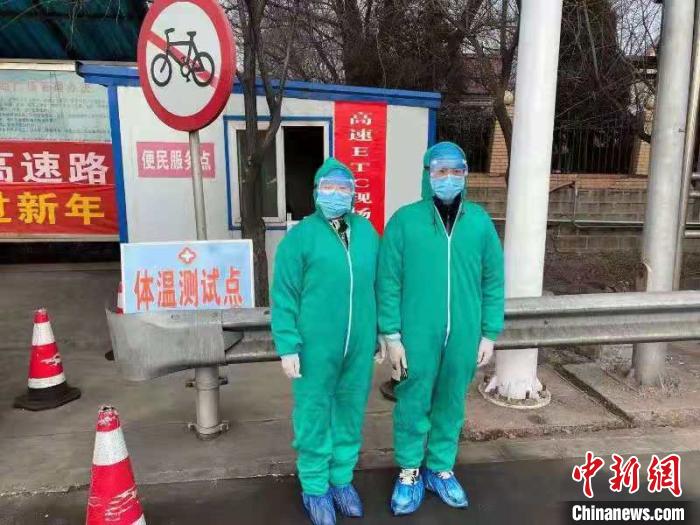 鄉(xiāng)鎮(zhèn)衛(wèi)生院和社區(qū)衛(wèi)生中心工作人員排查發(fā)熱患者?！〗樾菔嗅t(yī)療集團供圖 攝