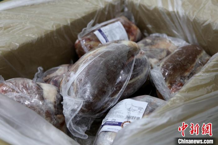 當雄縣援鄂物資中的牦牛肉，圖中的為腱子肉，是牦牛肉中的“極品”?！‘斝劭h 供圖 攝