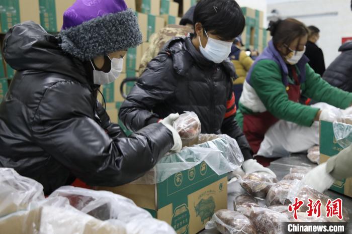 當雄縣民眾打包當?shù)氐奶禺a，“有身份證”牦牛肉?！‘斝劭h 供圖 攝