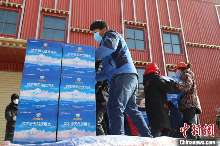 西藏當雄給湖北荊州送去冰川礦泉水、牦牛肉等物資