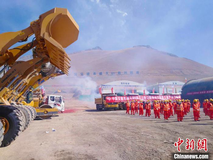 備受國(guó)內(nèi)外關(guān)注的G0711線烏魯木齊至尉犁高速公路建設(shè)項(xiàng)目天山勝利隧道復(fù)工“進(jìn)行時(shí)”?！￡悇︼w 攝