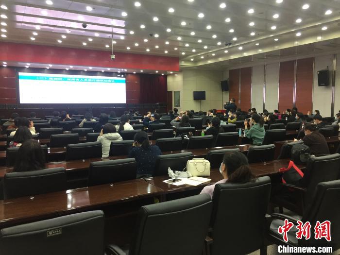 山西選派554名疫情防控指導(dǎo)員駐校指導(dǎo)高三年級(jí)開(kāi)學(xué)疫情防控?！「呷鸱?攝