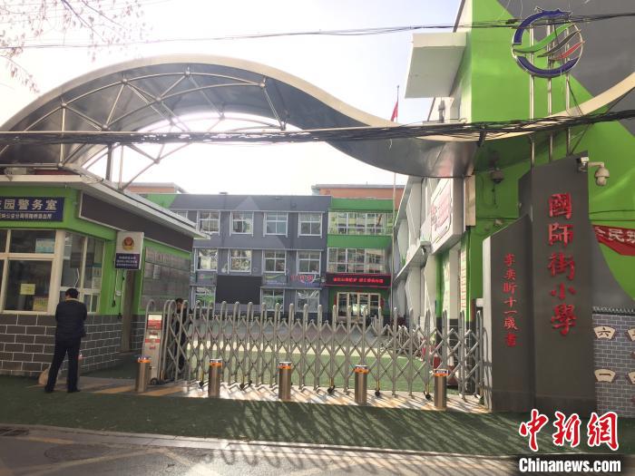 校門口設(shè)置臨時(shí)等候區(qū)，區(qū)域四周5米為禁行區(qū)?！「呷鸱?攝