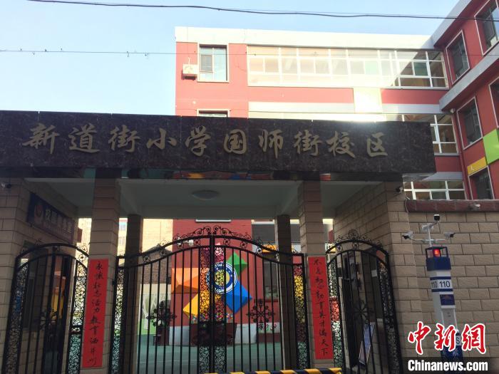 返校學(xué)生要到指定校門口報(bào)到，入校時(shí)需佩戴口罩，并進(jìn)行身份核驗(yàn)、實(shí)名登記、體溫檢測(cè)。　高瑞峰 攝