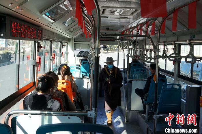 拉薩市民生活如常，圖為民眾戴口罩乘坐公交車。　江飛波 攝