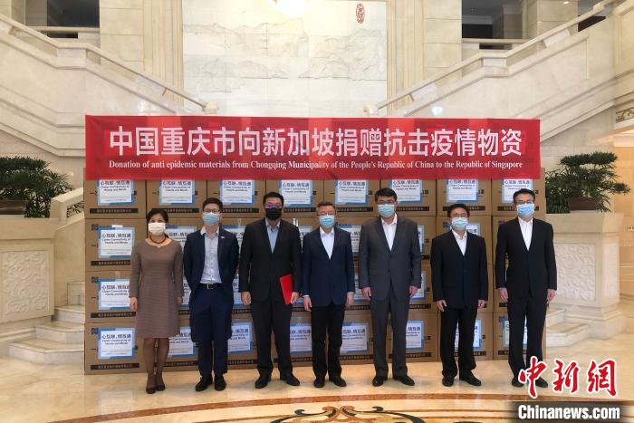 圖為捐贈(zèng)方與接收方代表合影留念?！⑾嗔?攝