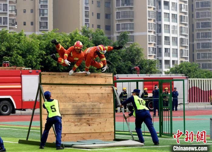 新消防員進(jìn)行消防障礙接力操展示?！⒅铱?攝