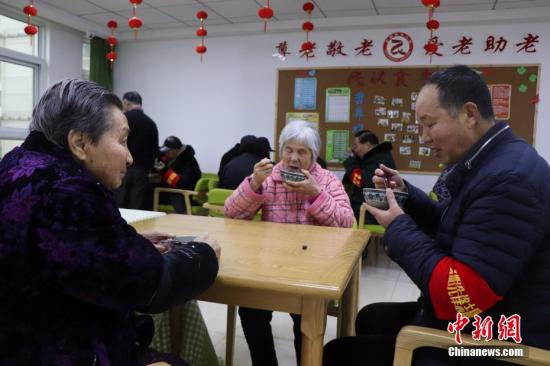 1月13日，志愿者為社區(qū)養(yǎng)老院送臘八粥。當日是中國傳統(tǒng)臘八節(jié)，安徽省合肥市濱湖欣園社區(qū)志愿者為社區(qū)養(yǎng)老院送去臘八粥、慰問品和節(jié)日的祝福。<a target='_blank'  data-cke-saved- >中新社</a>發(fā) 余秀娟 攝