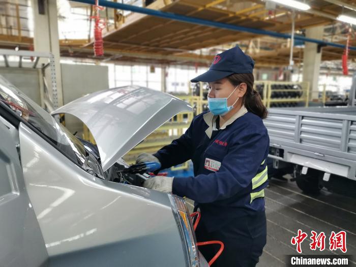 在滿足國外市場供應(yīng)的同時(shí)，成功汽車也緊盯國內(nèi)市場，拓渠道保銷量。　高飛 攝