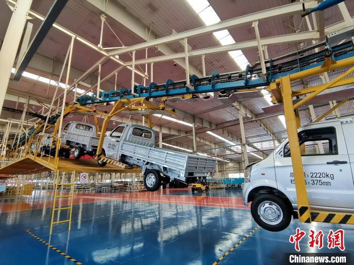 成功汽車是山西省重點(diǎn)轉(zhuǎn)型項(xiàng)目，擁有國內(nèi)先進(jìn)的零部件、發(fā)動(dòng)機(jī)整機(jī)自動(dòng)裝配和發(fā)動(dòng)機(jī)生產(chǎn)線、實(shí)驗(yàn)線，還有國際一流的工業(yè)機(jī)器人?！「唢w 攝