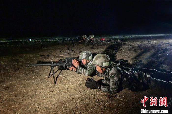 夜間狙擊手摧毀敵探照燈?！∑呀?攝
