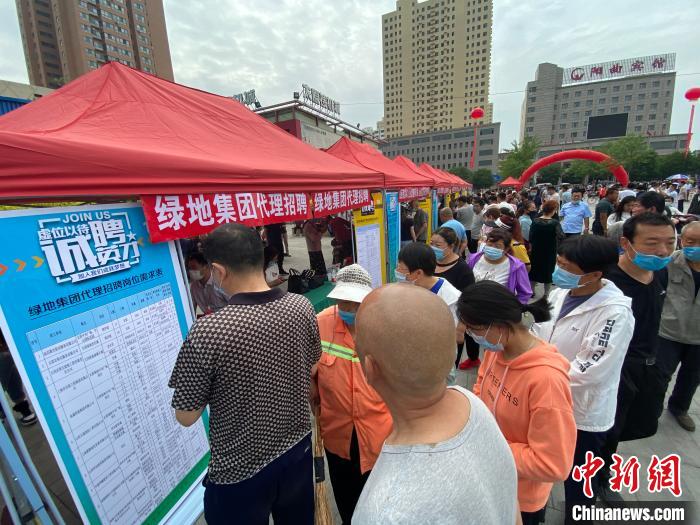 一些知名企業(yè)展臺前，投遞簡歷、咨詢就業(yè)的人絡(luò)繹不絕?！∏愊?攝