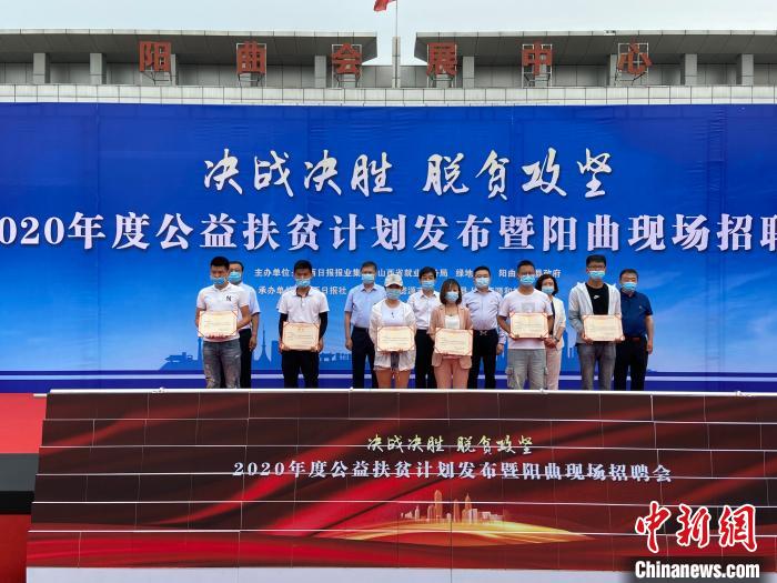 在現(xiàn)場，綠地集團(tuán)與困難就業(yè)群體就業(yè)代表簽署勞務(wù)合同，并為首批6名就業(yè)代表頒發(fā)上崗證書?！∏愊?攝