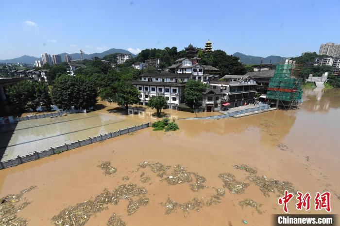 圖為7月27日，嘉陵江重慶段水位持續(xù)上漲，千年古鎮(zhèn)磁器口低洼段已被洪水淹沒?！￡惓?攝